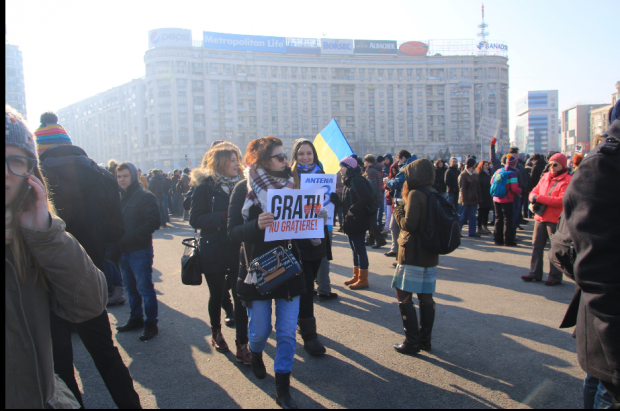 Peste 10 mii de oameni sunt la această oră în Piața Victoriei din Capitală