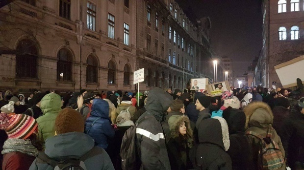 UPDATE: Peste 1.500 de oameni protestează în Piaţa Victoriei