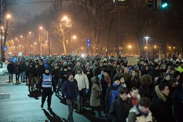 Aproape 20 de mii de oameni mărşăluiesc la această oră către Palatul Parlamentului