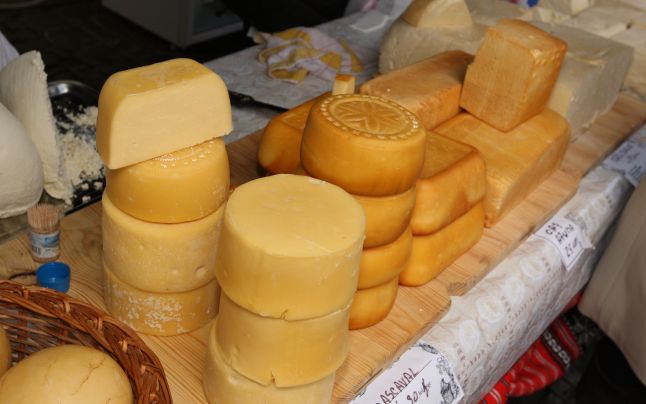 Târg de produse tradiţionale în Piaţa Sfatului din Brașov