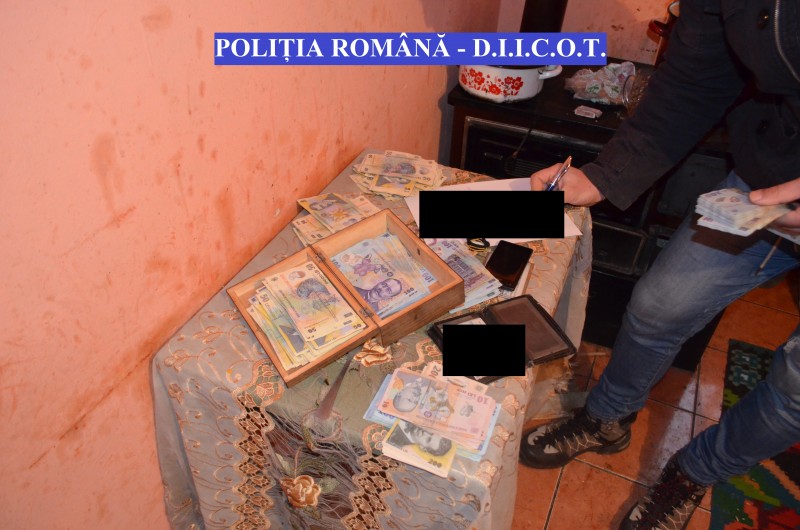 Cinci persoane au fost reţinute şi peste 60.000 de lei au fost ridicaţi, de polițiștii mureșeni Cinci persoane au fost reţinute şi peste 60.000 de lei au fost ridicaţi, de polițiștii mureșeni
