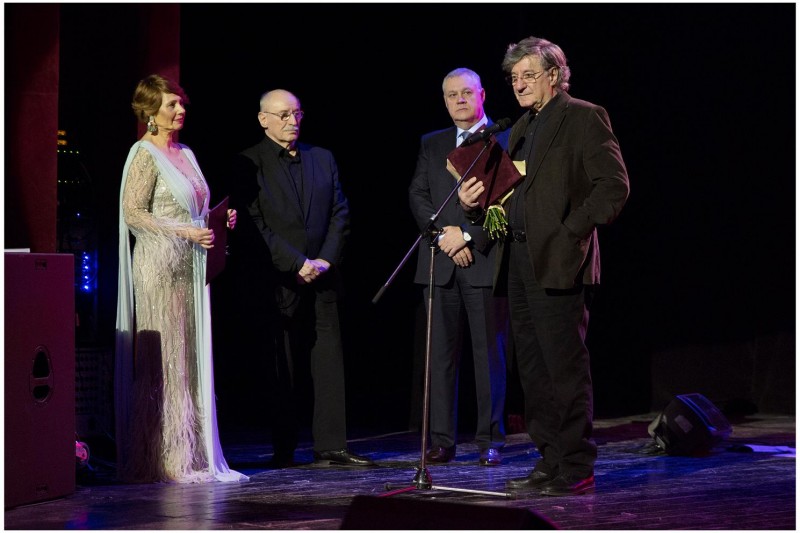 Regizorul Cristi Puiu, trupa Byron şi scriitorul Radu Cosaşu, printre laureaţii Galei Premiilor Radio România Cultural 2017 Regizorul Cristi Puiu, trupa Byron şi scriitorul Radu Cosaşu, printre laureaţii Galei Premiilor Radio România Cultural 2017