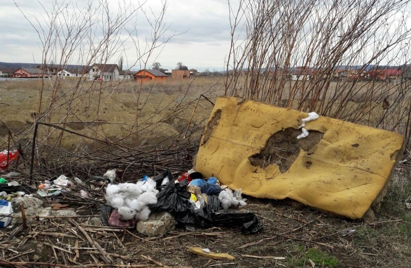 Primăvara vine cu gunoaie de jur împrejurul Tîrgu-Mureșului