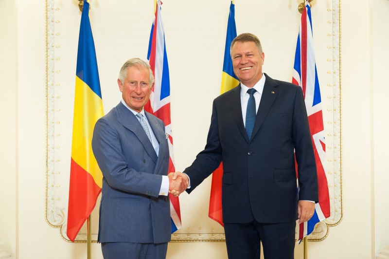 Prințul Charles, decorat de Klaus Iohannis
