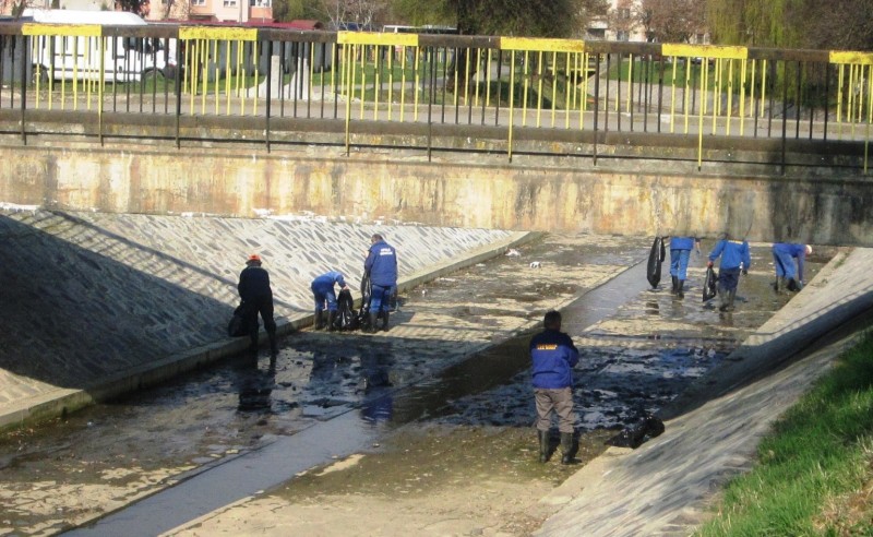 Peste 100 de saci de gunoaie au fost scoși din Pârâul Poklos