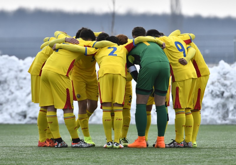 Tineri fotbalişti români bătuţi pe linie