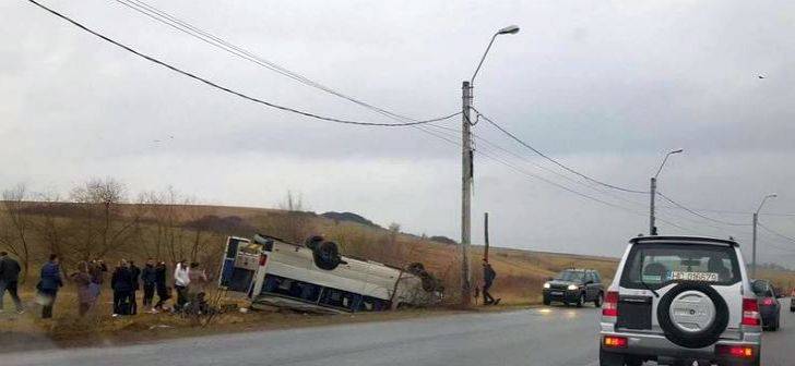 Microbuz școlar răsturnat între Deva și Hunedoara