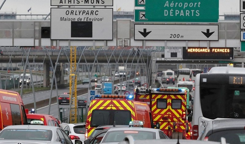 Un bărbat a fost ucis după ce a smuls arma unui soldat la Aeroportul Paris Orly