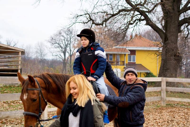 Zeci de copii cu dizabilități fac terapie prin călărie