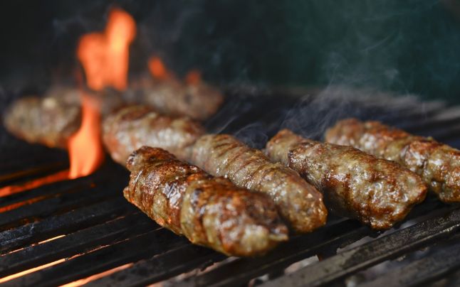 Procesatorii de carne estimează că vor vinde în aceste zile peste 1500 de tone de mici, adică 30 de milioane de mititei