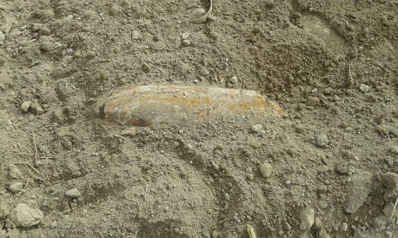 Bombă de aviaţie de 50 de kilograme descoperită pe un câmp din Braşov