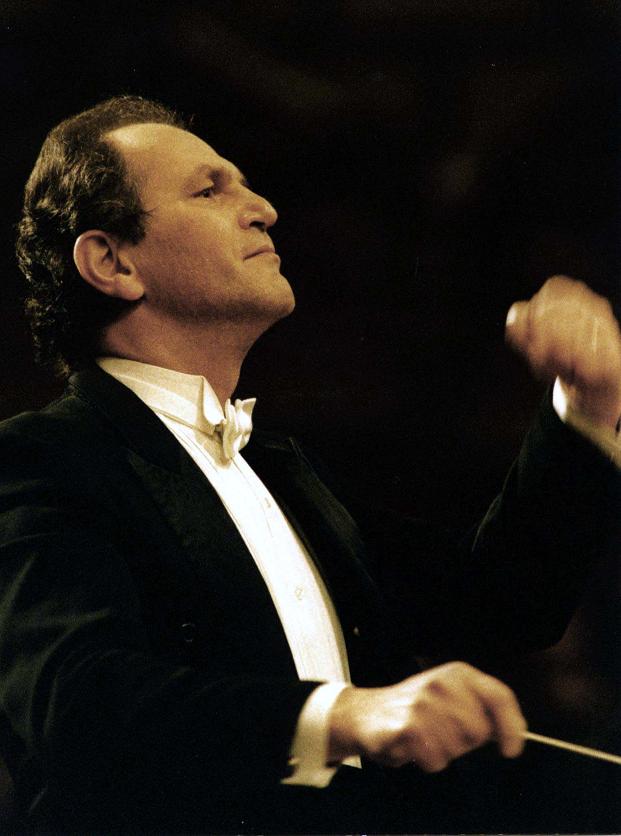 Cristian Mandeal, la pupitrul Orchestrei Naţionale Radio Cristian Mandeal, la pupitrul Orchestrei Naţionale Radio