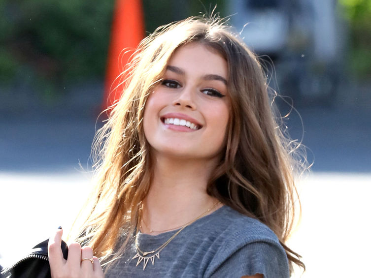 Fiica lui Cindy Crawford păşeşte curajos în lumea modei