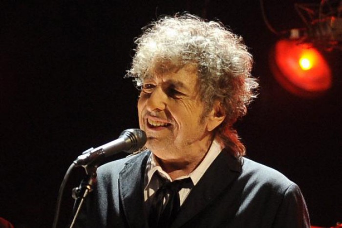 Bob Dylan a intrat, în sfârşit, în posesia Premiului Nobel pentru Literatură