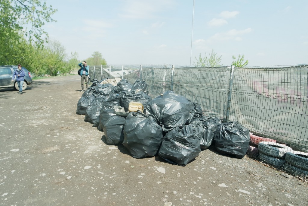 Aproape 2.000 de saci de gunoi, strânși de pe malul Mureșului