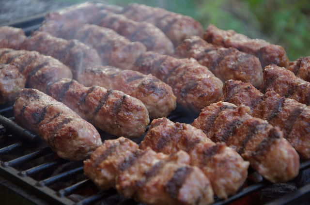 Românii consumă 30 de milioane de mici în mini-vacanţa de 1 Mai