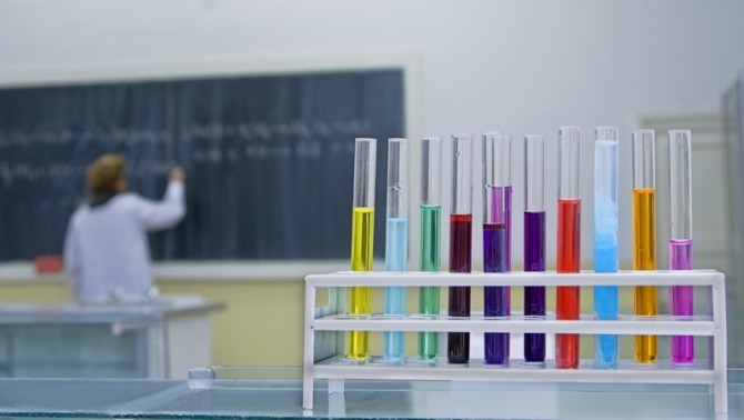 Nou proiect în educaţie – „Chimia altfel”