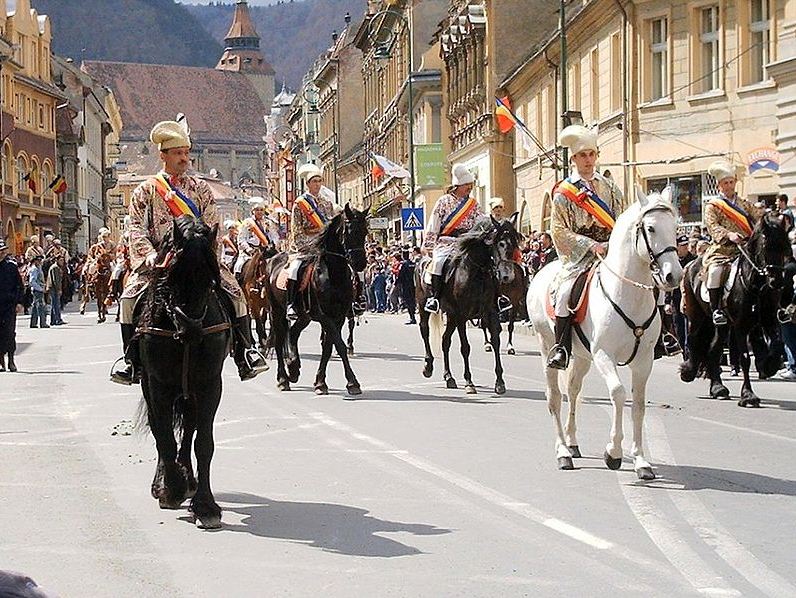 Zeci de mii de persoane au participat la Parada Junilor, în centrul Braşovului