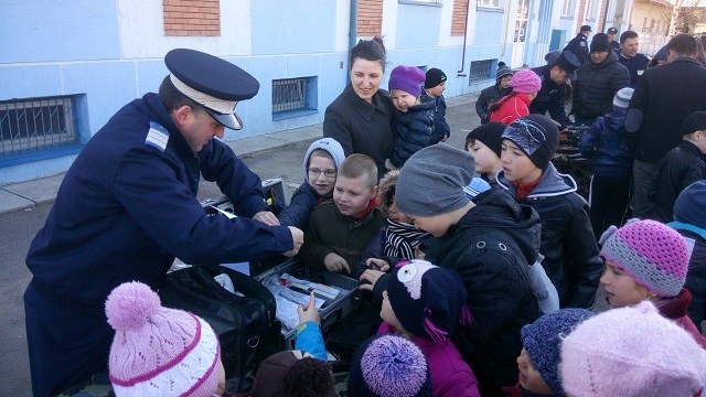 Peste 200 de copii au vizitat astăzi Jandarmeria mureşeană