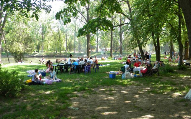 Cei mai mulţi români petrec în aer liber, de 1 mai