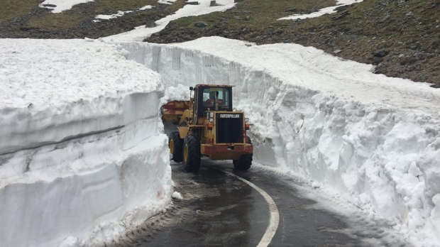 Drumarii au început deszăpezirea Transfăgărăşanului
