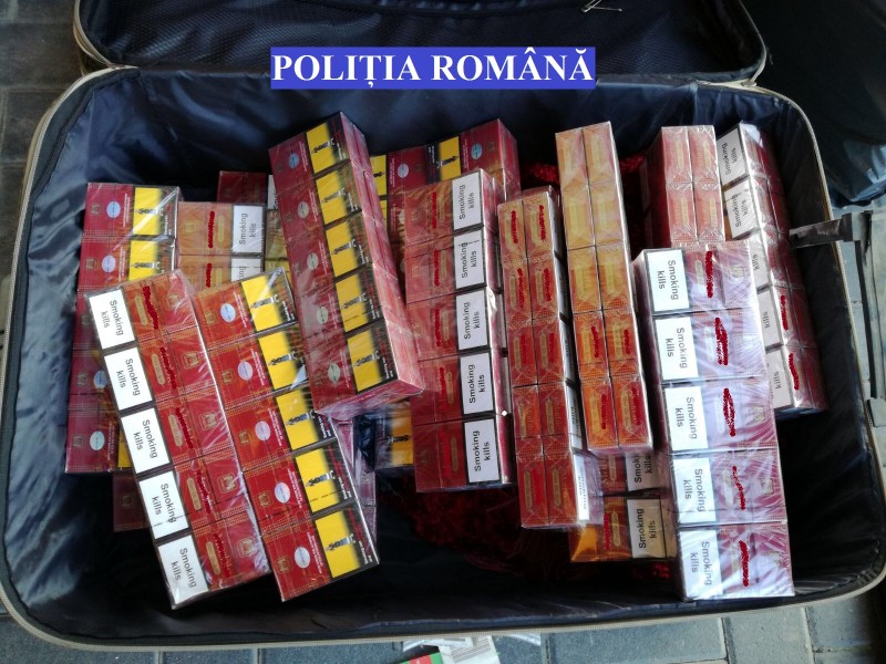 Peste 15.000 de țigarete și o armă neletală, confiscate de polițiștii mureșeni