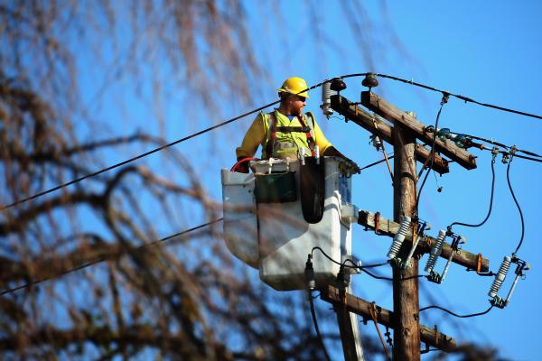 Sibiu: Doi electricieni s-au curentat în timp ce lucrau pe un stâlp