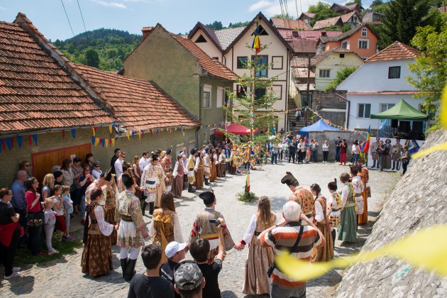 Jocul strămoşesc de la Şargu, județul Brașov – una dintre cele mai vechi tradiţii ale Junilor din Şchei