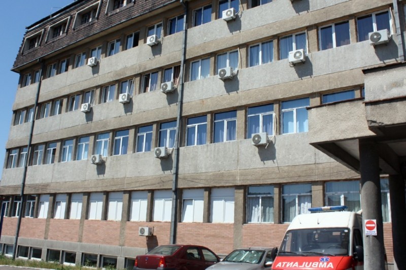Doi poliţişti sibieni, răniţi în timp ce interveneau la un scandal cu furci, topoare şi bâte izbucnit între 35 de persoane