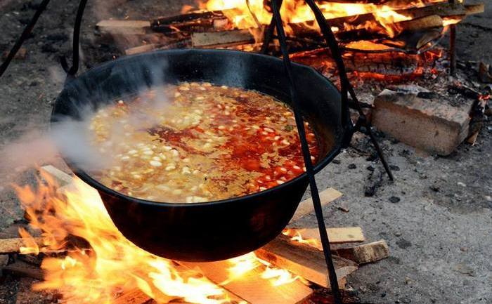 Gulaş pregătit în ceaun şi hot dog artizanal secuiesc, la Târgul Ozosep Gulaş pregătit în ceaun şi hot dog artizanal secuiesc, la Târgul Ozosep