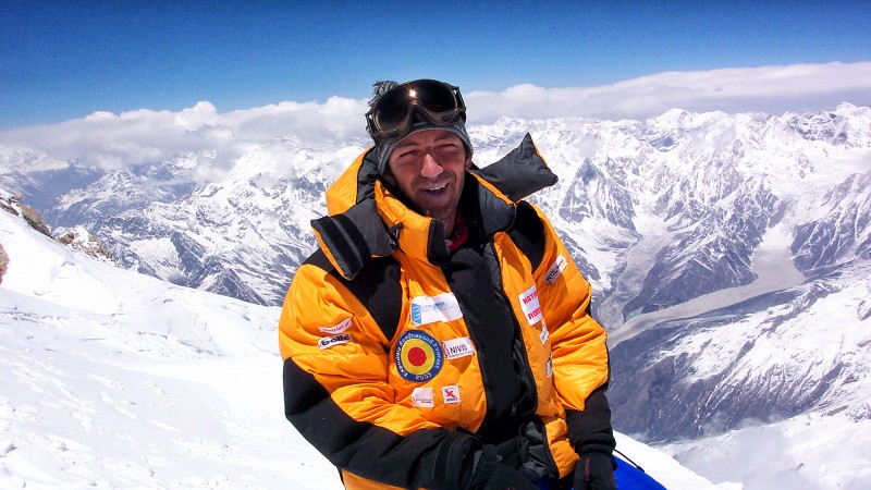 Alpinistul Horia Colibăşanu a reuşit, în premieră pentru România, să urce pe vârful Everest fără oxigen suplimentar şi fără ajutorul unei echipe de şerpaşi