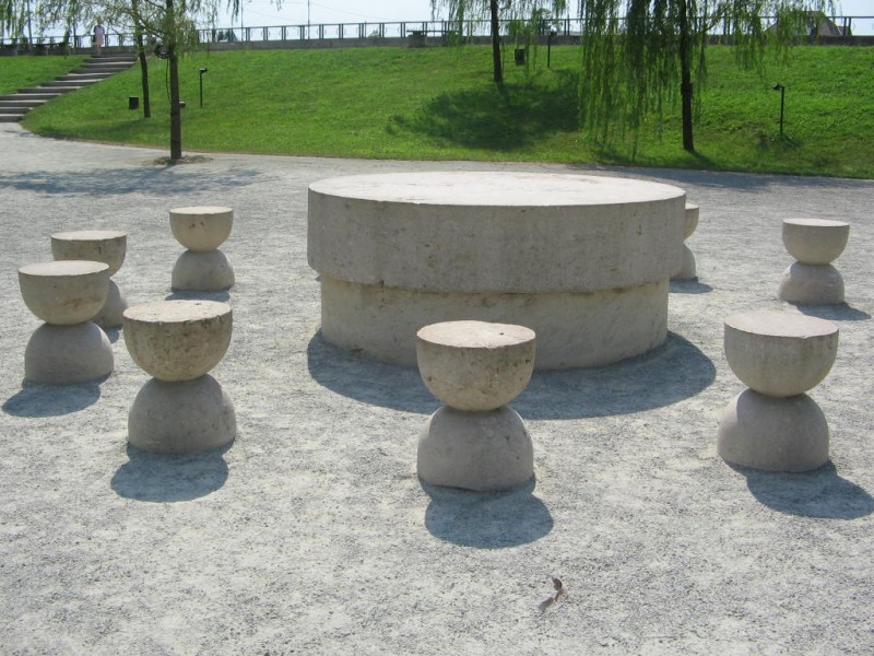 Turiştii nu vor mai avea voie să atingă operele lui Brâncuși expuse la Târgu Jiu