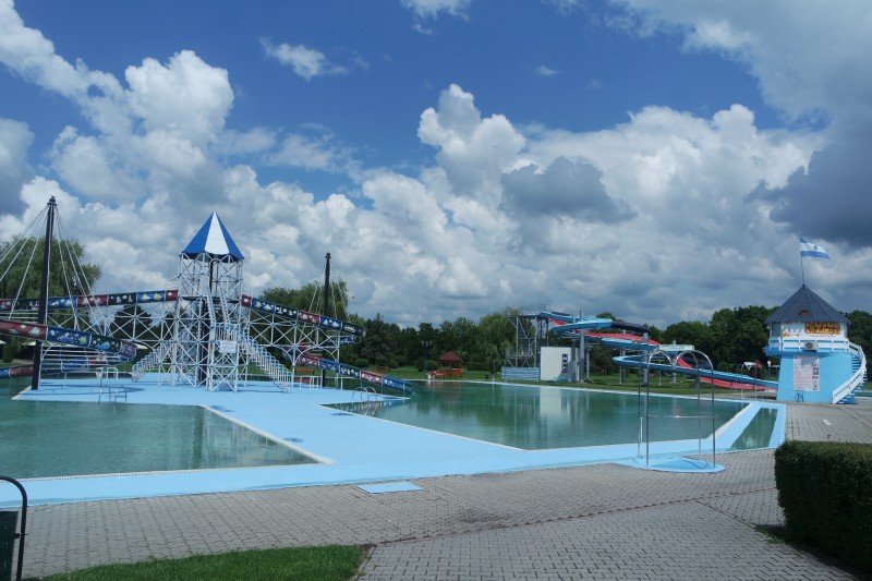 Tobogane cu jet de apă și noi terenuri sportive la Week-end Tg. Mureș Tobogane cu jet de apă și noi terenuri sportive la Week-end Tg. Mureș