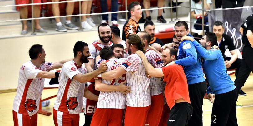 Dinamoviştii conduc în finala de handbal
