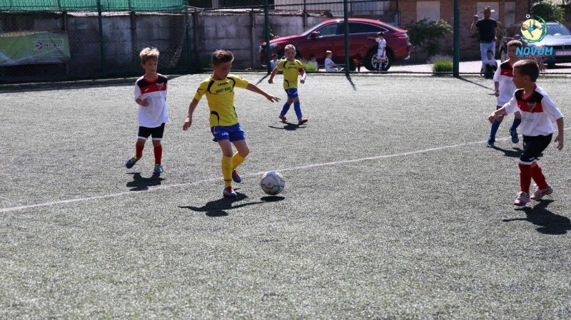 Sute de copii joacă fotbal la Tg. Mureș