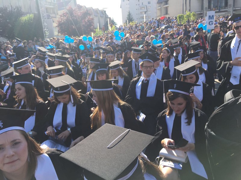 Sute de absolvenți ai UMF Tîrgu Mureș depun astăzi Jurământul lui Hipocrate Sute de absolvenți ai UMF Tîrgu Mureș depun astăzi Jurământul lui Hipocrate