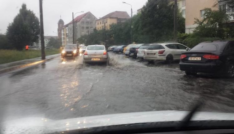 Mai multe străzi şi gospodării din Sibiu, inundate în urma ploilor torenţiale