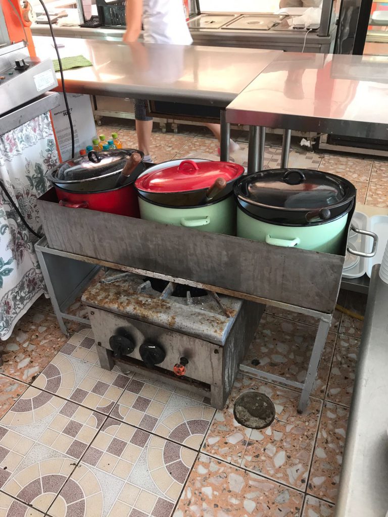 Peste 3,5 tone alimente retrase de Protecţia Consumatorilor de la un restaurant din Satul de Vacanţă