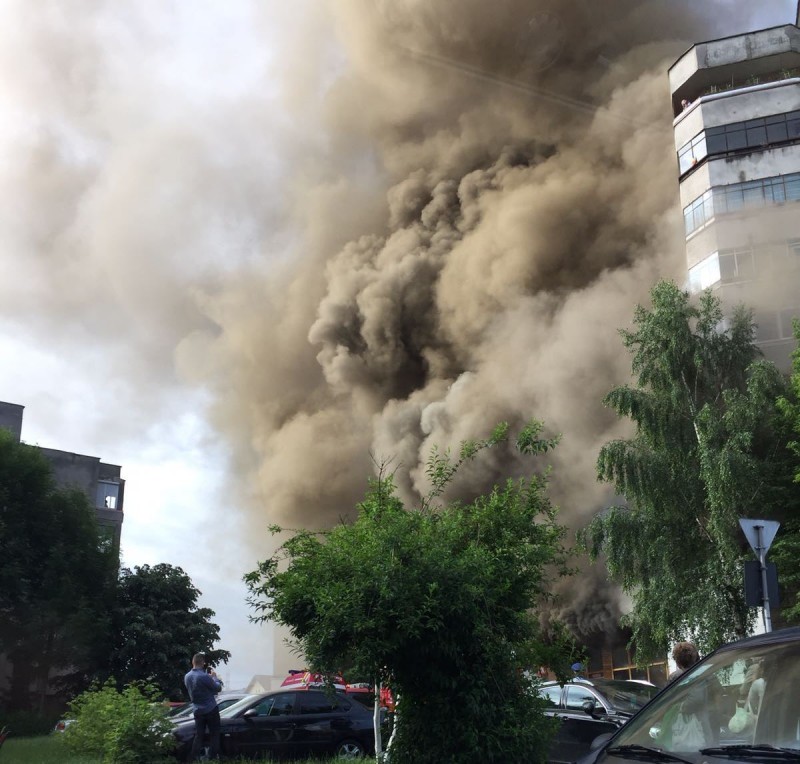 UPDATE: Ardere generalizată la localul din Tg. Mureș care a luat foc azi-dimineață