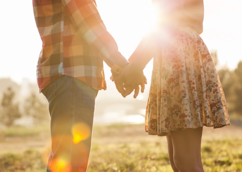 Atingerea persoanei iubite reduce durerea fizică în cazul femeilor