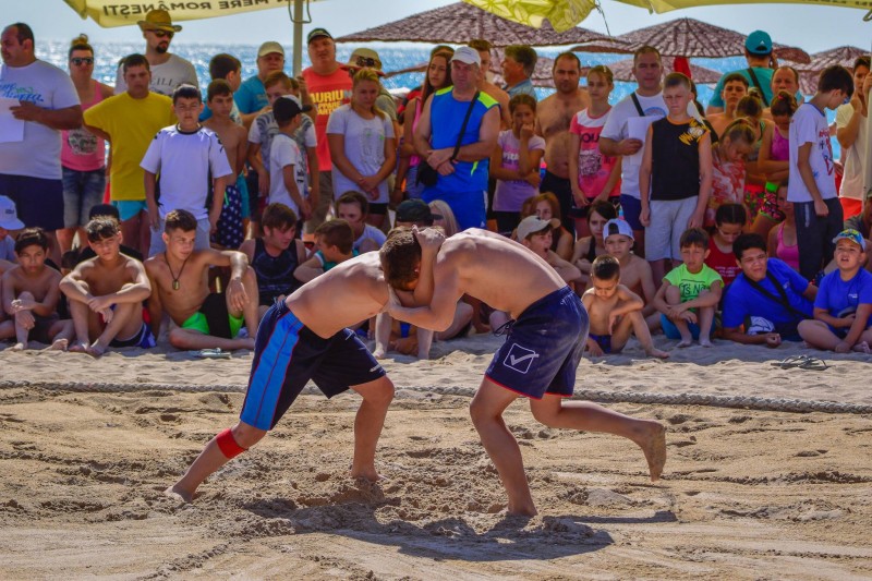 Șapte medalii pentru mureșeni, la Naționalele de lupte pe plajă