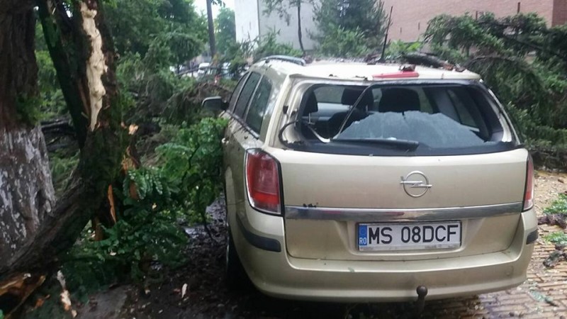 Mașini avariate în urma ploii torențiale