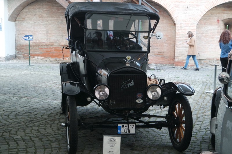 Expoziție de mașini și motociclete de epocă, în Cetatea Tîrgu Mureș