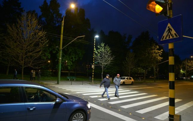 Trecerile de pietoni semaforizate din Brașov vor avea și avertizare sonoră
