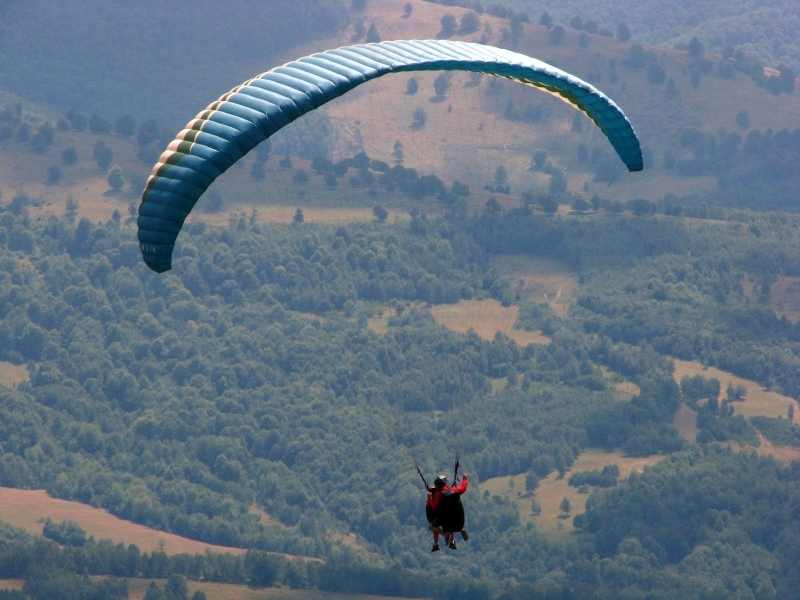 Bucuria zborului, trăită de zeci de piloți de parapantă și deltaplan, la Șumuleu Ciuc