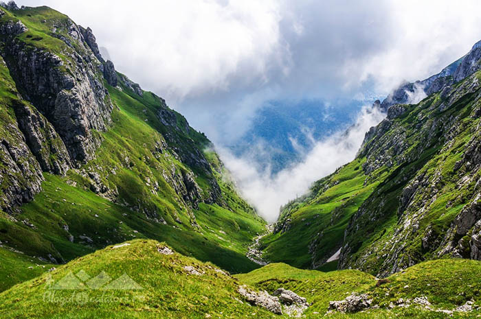 Trei turiste aflate în Masivul Bucegi au cerut sprijinul Salvamontului şi Jandarmeriei pentru a fi coborâte la baza muntelui Trei turiste aflate în Masivul Bucegi au cerut sprijinul Salvamontului şi Jandarmeriei pentru a fi coborâte la baza muntelui