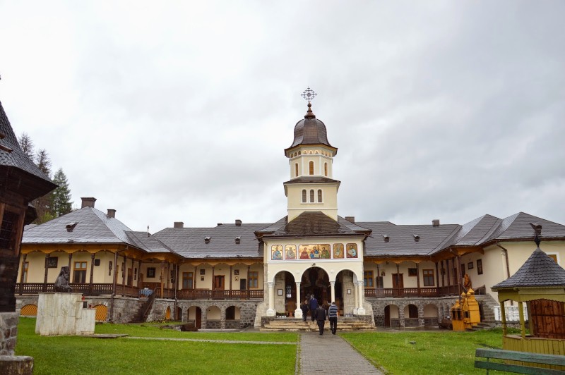 Credincioşii de la Valea Mureşului şi din împrejurimi participă astăzi la hramul Mănăstirii Sfântul Prooroc Ilie din Topliţa Credincioşii de la Valea Mureşului şi din împrejurimi participă astăzi la hramul Mănăstirii Sfântul Prooroc Ilie din Topliţa