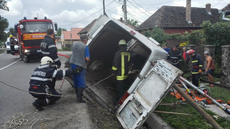 Accident o persoană încarcerată la Ernei