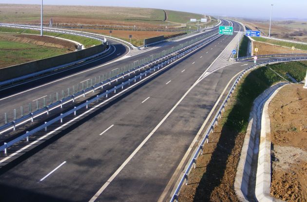 Terasamentul de pe un lot al autostrăzii Lugoj-Deva s-a surpat