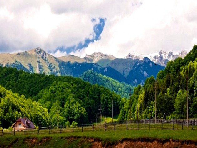 Salvamontiştii harghiteni lucrează la refacerea a aproximativ 100 de kilometri de trasee turistice